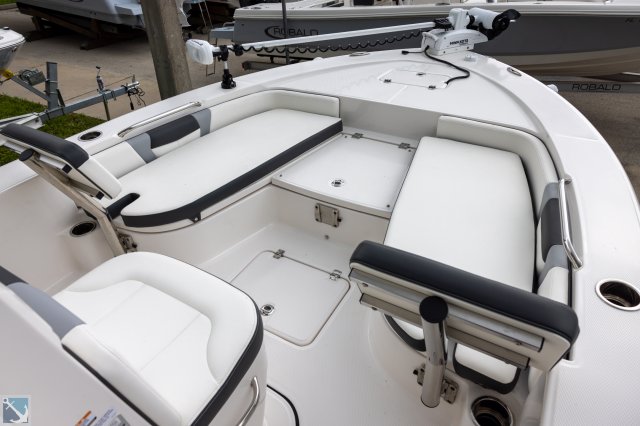 Used 2022  powered Robalo Boat for sale